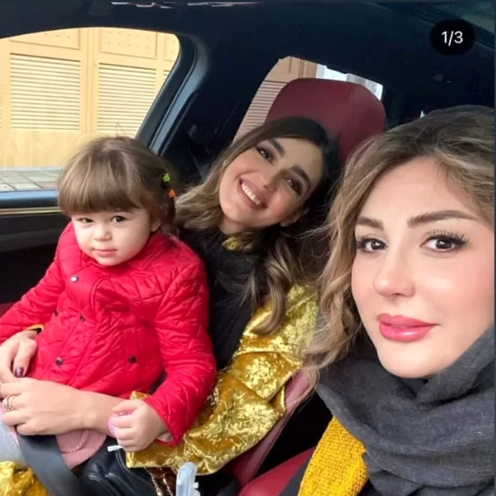 عکس نیوشا ضیغمی و خواهرش