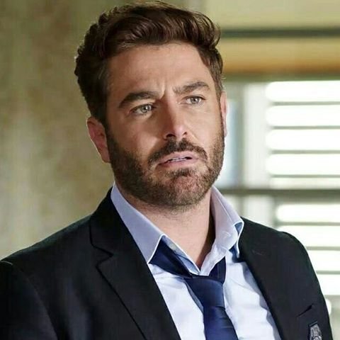 محمد رضا گلزار خوش چهره تر است
