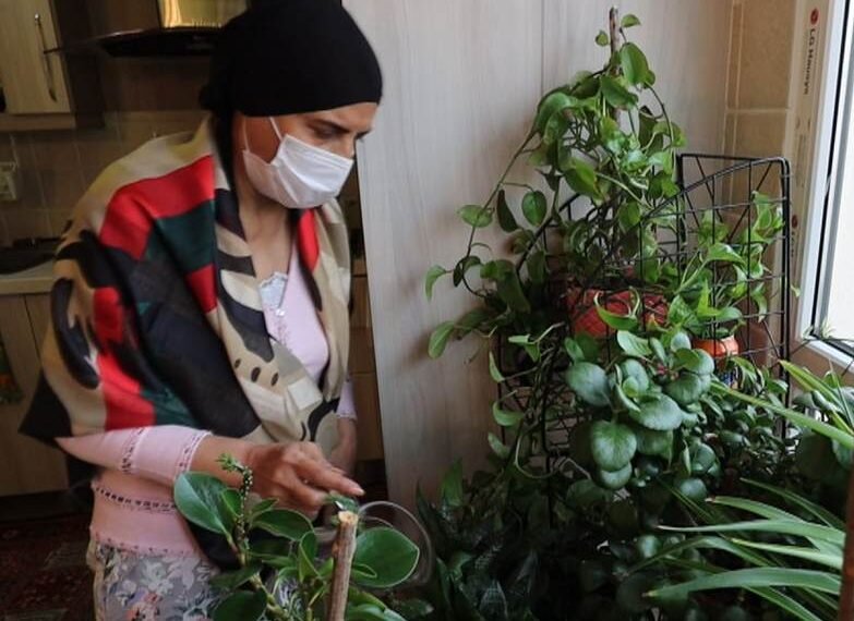 این خانم 18 سال شبانه روز با سرطان جنگی