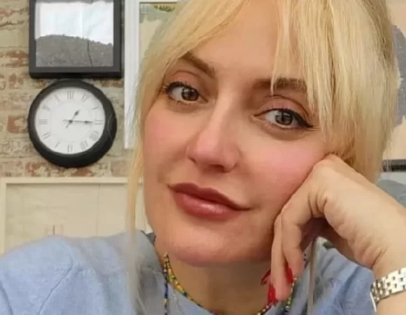 مهناز افشار برای دیدن بازی سردار آزمون به ورزشگاه رفت