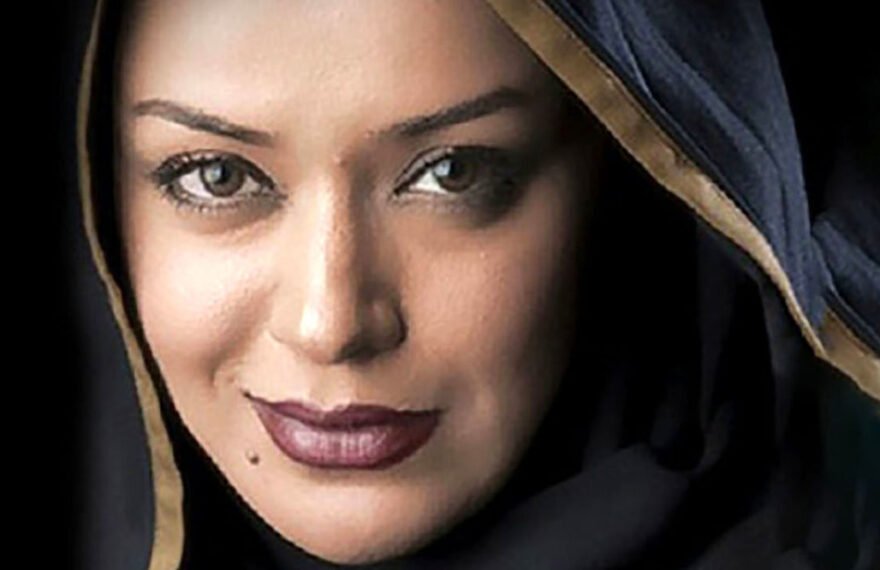 عشوه های الهام چرخنده حین اجرای سرود سلام فرمانده