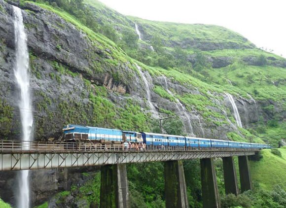 درگیری مسافران با پلیس در قطار