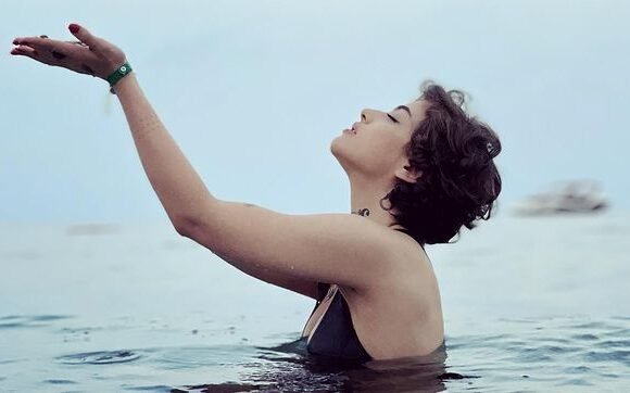 عکس تمام قد ریحانه پارسا بدون لباس در کنار استخر/ عکس