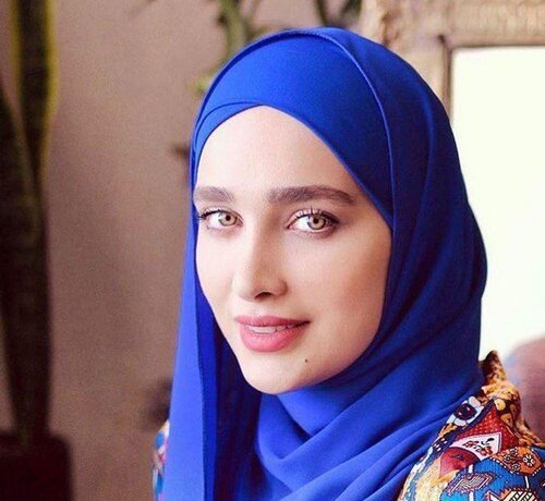 آناشید حسینی در کنار ساحل دریا