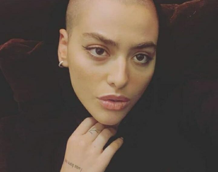 ریحانه پارسا در اعتراض به فوت مهسا امینی موهایش را تراشید