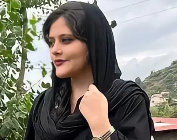 مهسا امینی پس از بازداشت توسط گشت ارشاد در بیمارستان جان باخت