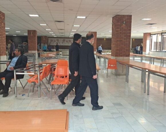 جمع آوری صندلی های سلف سرویس شریف