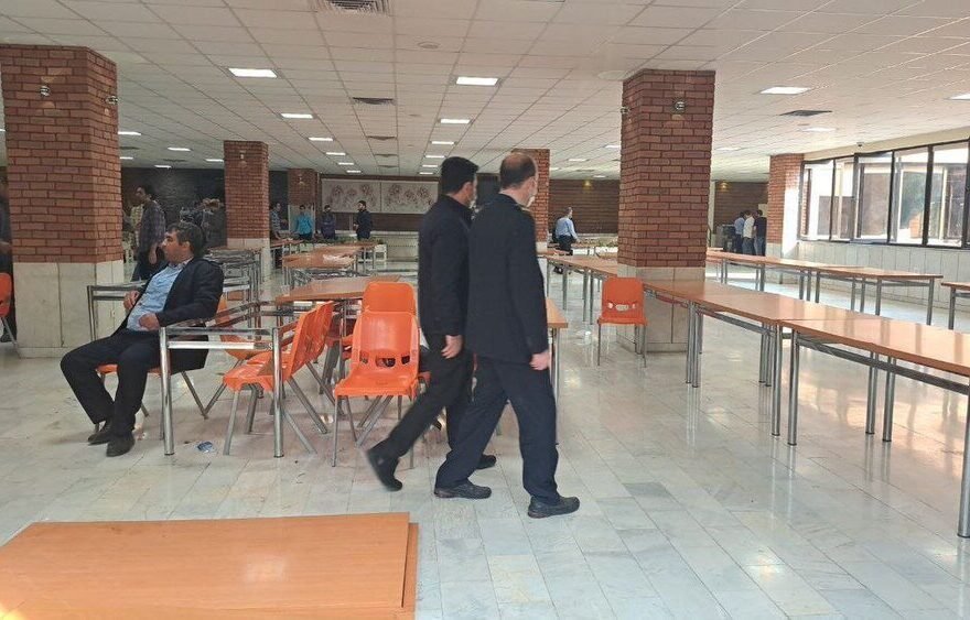 جمع آوری صندلی های سلف سرویس شریف