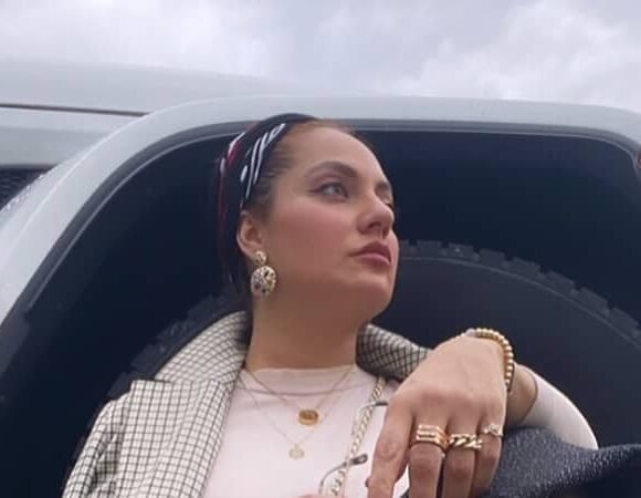 مهناز افشار در یک تجمع اعتراضی در آلمان