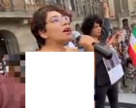 زنی برهنه پشت میکروفن رفته و شعار زن ، زندگی ، آزادی می دهد / فیلم و عکس