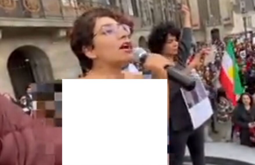 زنی برهنه پشت میکروفن رفته و شعار زن ، زندگی ، آزادی می دهد / فیلم و عکس