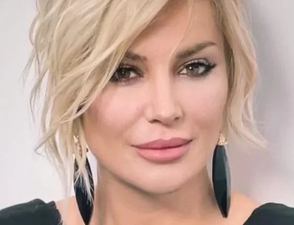 خانم خواننده در آستانه 50 سالگی و در اوج جوانی