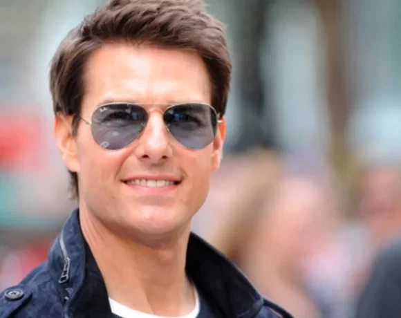 تام کروز 60 ساله برای تبلیغ فیلمش از هواپیما می پرد!