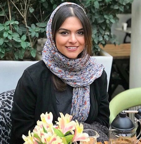 دنیا مدنی که مدتی است از کشور خارج شده است توئیتی عجیب در مورد خیابان فرشته تهران نوشت.