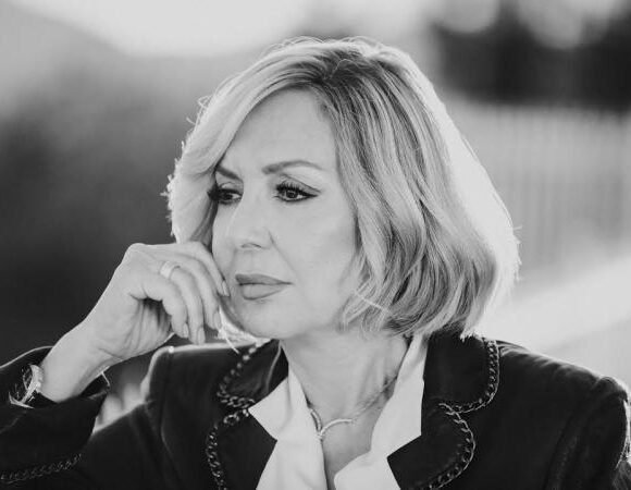 واکنش گوگوش به انتقادات از بیلبورد خبرساز