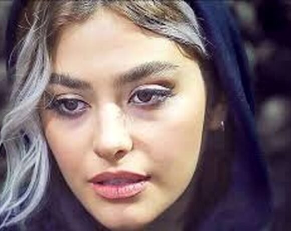 ریحانه پارسا که در کودکی آسیب دیده است. احساس ارزشمندی پایینی دارد. فکر می کند که دوست داشته نشده است.