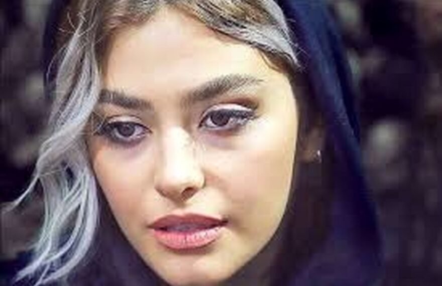 ریحانه پارسا که در کودکی آسیب دیده است. احساس ارزشمندی پایینی دارد. فکر می کند که دوست داشته نشده است.