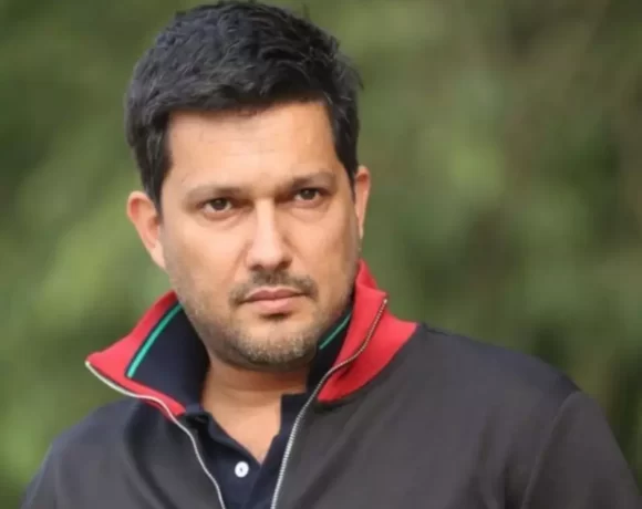 حامد بهداد در حال سیگار کشیدن