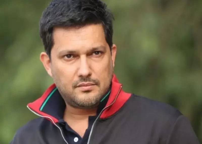 حامد بهداد در حال سیگار کشیدن