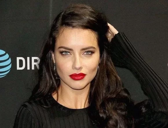 لباس خانم بازیگر در جشنواره کن حاشیه ساز شد