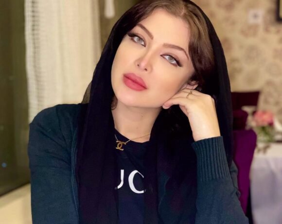 همسر سپهر حیدری با ژست اروپایی