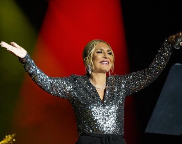 عزاداری گوگوش بر سر مزار مادرش