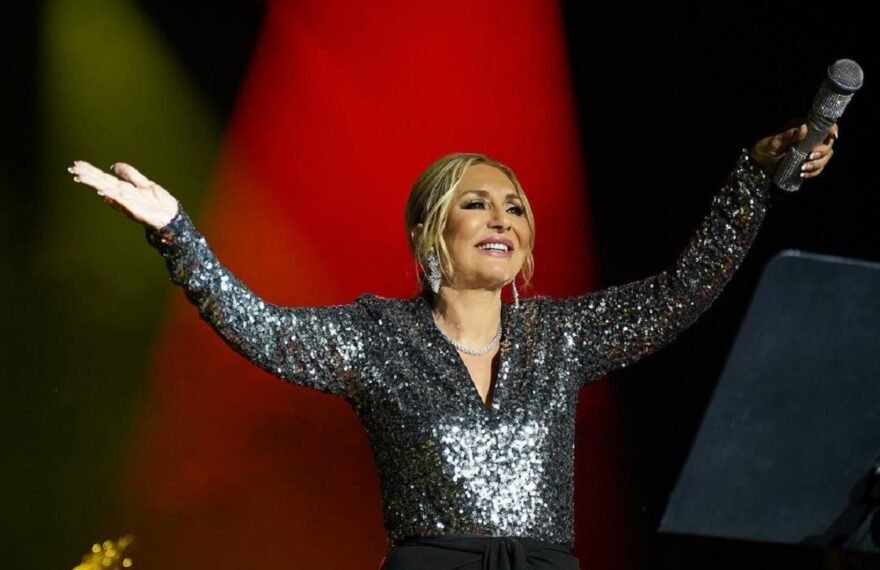 عزاداری گوگوش بر سر مزار مادرش