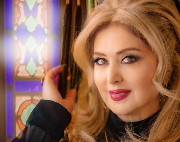 عکسی زیبا از لیلا فروهر در کنار مادر و خواهرش