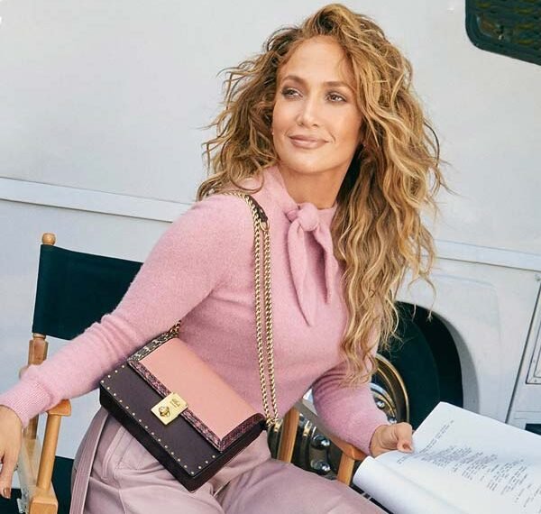 جنیفر لوپز با استایل عجیب در پاریس/ عکس