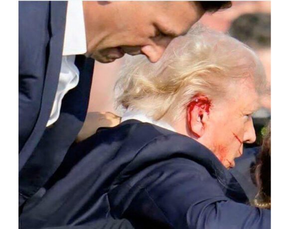 فیلم از لحظه ترور ترامپ / گلوله گوش ترامپ را برید!